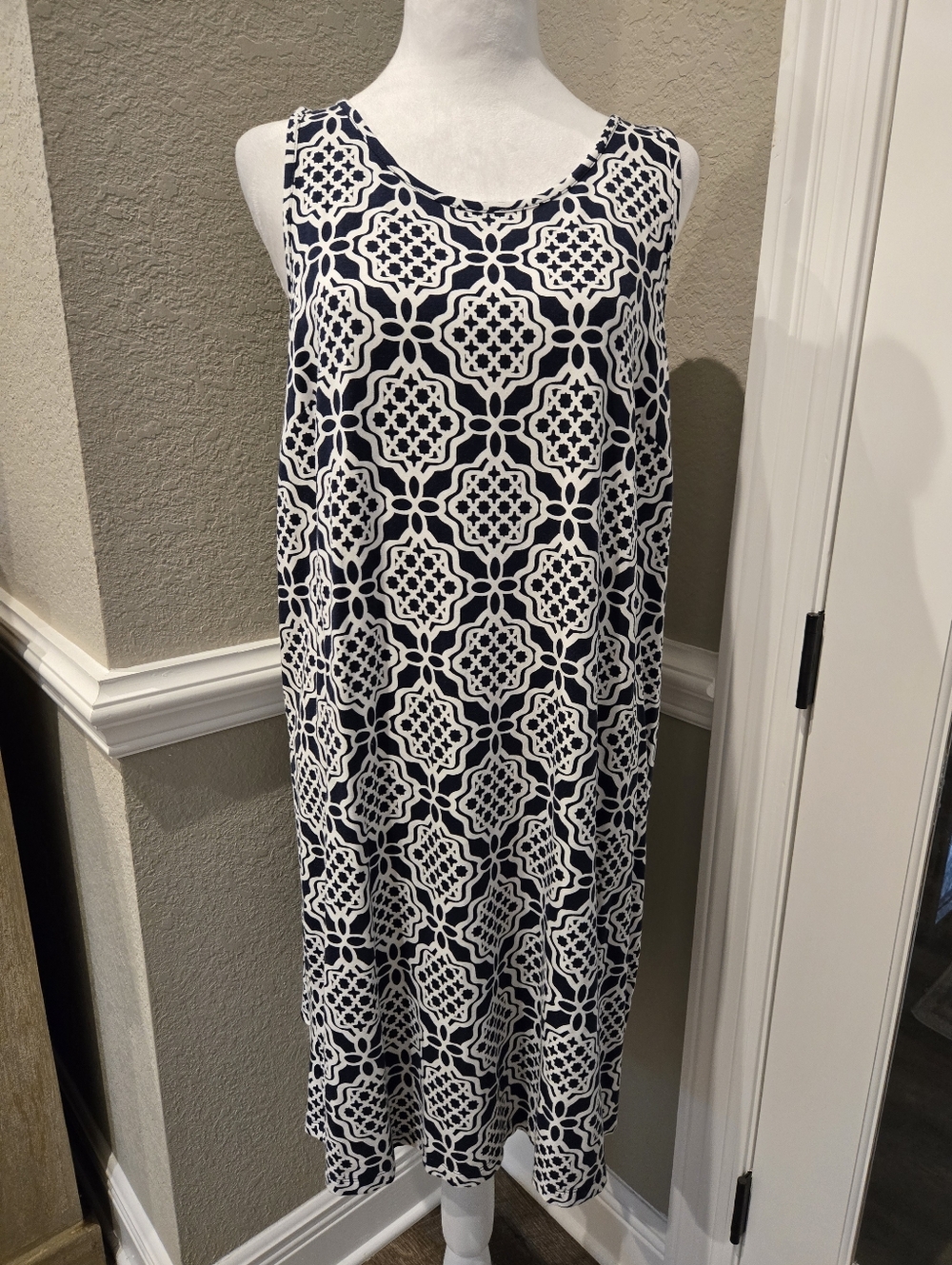 Crown & Ivy Geometric Medallion Dress, Medium